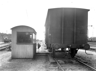 807324 Afbeelding van een gesloten goederenwagen op een weegbrug.